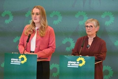 Katharina Dröge, Fraktionsvorsitzende von Bündnis 90/Die Grünen im Bundestag, und Britta Haßelmann, Fraktionsvorsitzende von Bündnis 90/Die Grünen im Bundestag, sprechen nach der Abstimmung zum Rentenpaket bei einer Pressekonferenz.