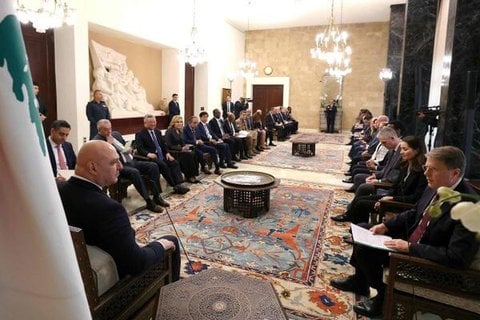 Der libanesische Präsident Joseph Aoun (links) im Gespräch mit dem slowenischen UN-Botschafter Samuel Zbogar (rechts) während eines Treffens mit einer Delegation des Sicherheitsrats der Vereinten Nationen im Präsidentenpalast von Baabda östlich von Beirut am 5. Dezember 2025.