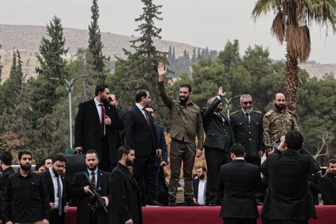 Der syrische Präsident Ahmed Al-Sharaa nahm die Militärparade auf dem Umajaden-Platz ab. 