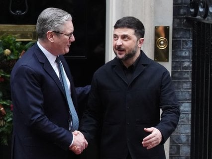 Der britische Premierminister Keir Starmer (l)
begrüßt den ukrainischen Präsidenten Wolodymyr Selenskyj vor der Tür
der Downing Street 10.