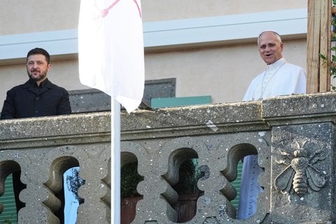 Der ukrainische Präsident Wolodymyr Selenskyj und Papst Leo XIV. während ihres Treffens in Castel Gandolfo