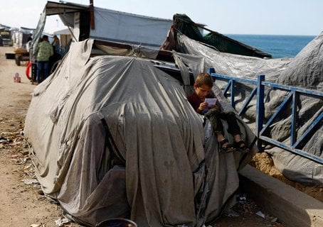 Palästinensischer Junge in einem Zeltlager in Deir Al-Balah.