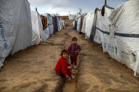 Palästinensische Kinder nach heftigen Regenfällen im Abu Marhil Camp im Stadtteil Az-Zaytun von Gaza-Stadt.