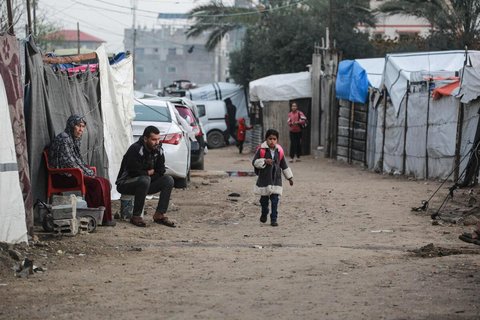 Palästinensisches Mädchen auf dem Weg zu einer Schule in Deir al-Balah.