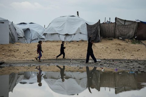 Palästinensische Kinder durchqueren ein Zeltlager in Gaza-Stadt.