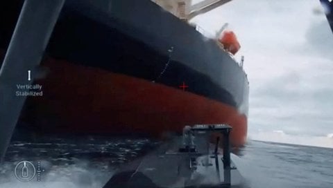Dieses Bild soll eine ukrainische Marinedrohne beim Beschuss des Tankers „Dashan“ der sogenannten russischen Schattenflotte zeigen.