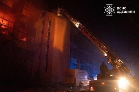 Feuerwehrleute arbeiten am Ort eines russischen Raketen- und Drohnenangriffs in der Region Odessa