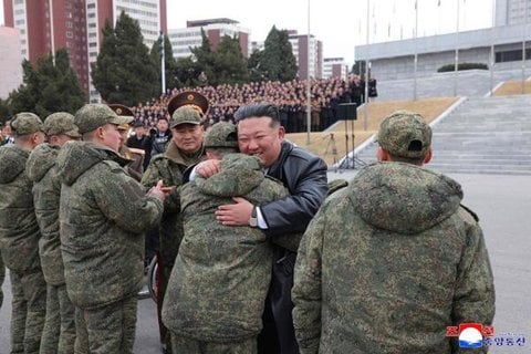 Der nordkoreanische Staatschef Kim Jong Un begrüßt Soldaten des 528. Pionierregiments der Koreanischen Volksarmee vor dem Kulturhaus „25. April“ in Pjöngjang.