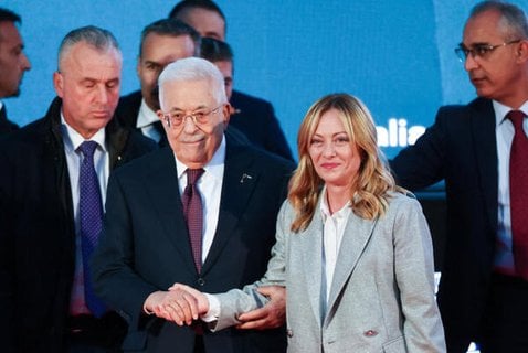 Der palästinensische Präsident Mahmoud Abbas schüttelt der italienischen Ministerpräsidentin Giorgia Meloni die Hand.