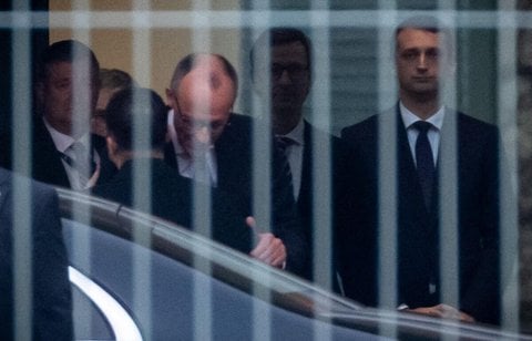 Bundeskanzler Friedrich Merz begrüßt den ukrainischen Präsidenten Wolodymyr Selenskyj vor den Ukraine-Beratungen im Kanzleramt.