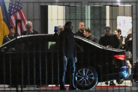 Selenskyj verlässt das Bundeskanzleramt.