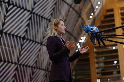 Die EU-Außenbeauftragte Kaja Kallas spricht mit Medienvertretern.