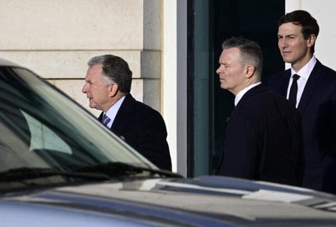 Der Schwiegersohn von US-Präsident Donald Trump, Jared Kushner (rechts), und der US-Sonderbeauftragte Steve Witkoff (links) verlassen am 15. Dezember 2025 das Adlon Hotel in Berlin.
