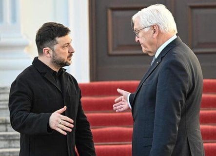 Der deutsche Bundespräsident Frank-Walter Steinmeier empfängt den ukrainischen Präsidenten Wolodymyr Selenskyj am Schloss Bellevue in Berlin.