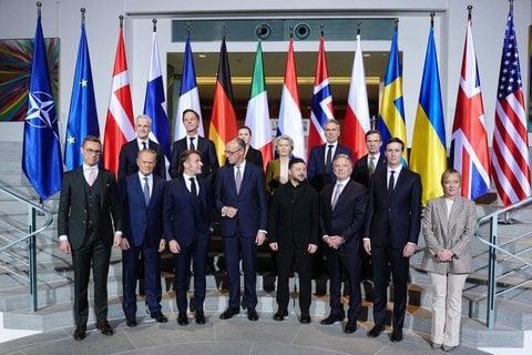 Gruppenfoto vor Beginn des Ukraine-Gipfels von europäischen Staats- und Regierungschefs, den Spitzen von EU und Nato sowie dem ukrainischen Präsidenten Selenskyj und den US-Unterhändlern Witkoff und Kushner.