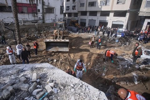 Palästinensischer Zivilschutz auf der Suche nach Leichen in den Trümmern von Gaza-Stadt.