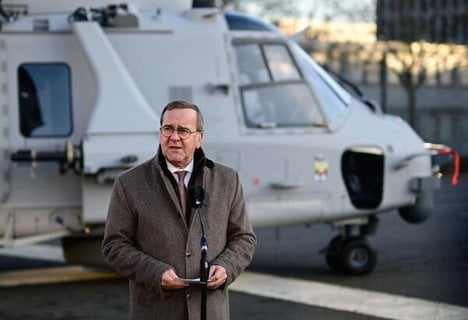 Der deutsche Verteidigungsminister Boris Pistorius gibt eine Erklärung vor einem Sea Tiger-Bordhubschrauber NH-90 MRFH ab, nachdem dieser im Vorhof des Verteidigungsministeriums gelandet ist, vor der Übergabezeremonie des ersten dieser Hubschrauber an die deutsche Marine am 16. Dezember 2025 in Berlin.