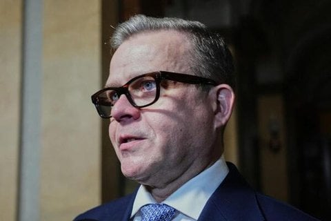 Der finnische Ministerpräsident Petteri Orpo spricht während des Ostflankengipfels im Haus der Stände in Helsinki, Finnland, mit den Medien.