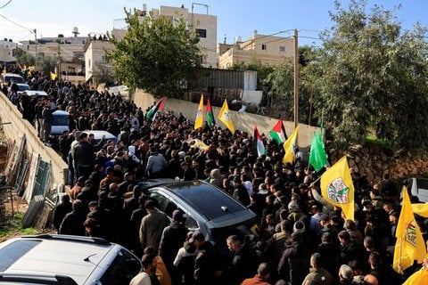 Beisetzungszeremonie für einen vom israelischen Militär getöteten Palästinenser in der Stadt Tuqu' im Westjordanland.