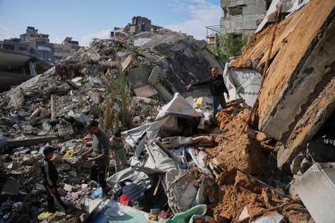 Aufräumarbeiten in den Trümmern eines eingestürzten Hauses in Gaza-Stadt.