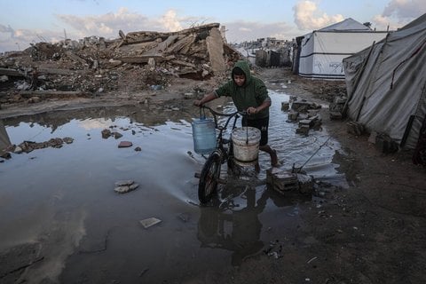 Ein palästinensischer Junge durchquert ein überflutetes Zeltlager in Gaza-Stadt.