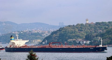 Der Öltanker „Qendil“ am 6. November bei der Fahrt über den Bosporus in Istanbul.