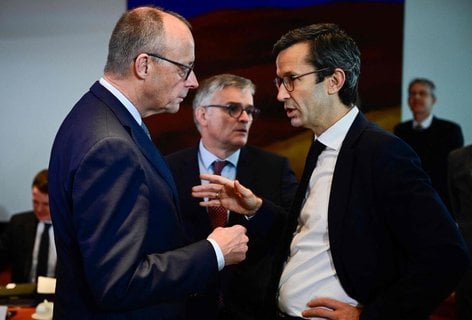 Bundeskanzler Merz und sein außen- und sicherheitspolitischer Berater Sauttervor einer Sitzung des Bundeskabinetts am 10. Dezember.