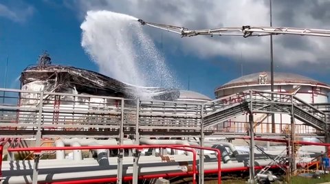 Eine Drohne soll einen Großbrand in einem Öldepot hinter den russischen Linien verursacht haben.