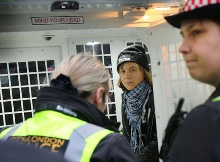 Greta Thunberg ist in einem Polizeifahrzeug in London zu sehen.