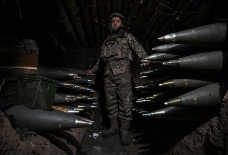 Ein Artillerist der ukrainischen Streitkräfte bereitet Granaten vor, um auf russische Truppen zu feuern.