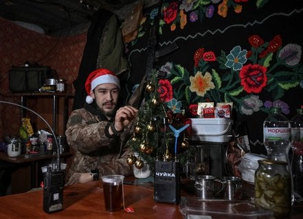 Ein ukrainischer Soldat schmückt einen Weihnachtsbaum in einem Unterstand an der Front in der Region Dnipropetrowsk.