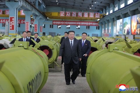 Nordkoreas Diktator Kim Jong Un ist beim Besuch einer Munitionsfabrik zu sehen.