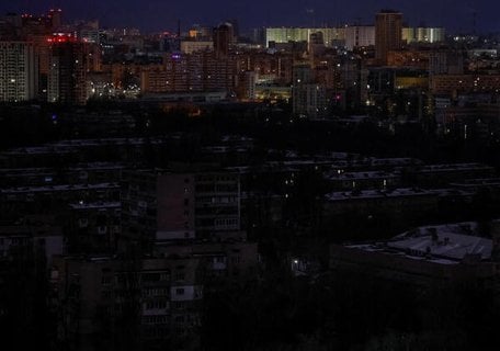 Kiewer Wohngebäude während eines Stromausfalls