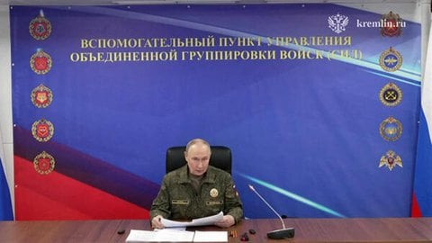 Auf diesem Ausschnitt aus einem Handout-Video, das am 27. Dezember 2025 auf dem offiziellen Telegram-Konto des Pressebüros des russischen Präsidenten (@news_kremlin) veröffentlicht wurde, besucht der russische Präsident Wladimir Putin einen Kommandoposten.