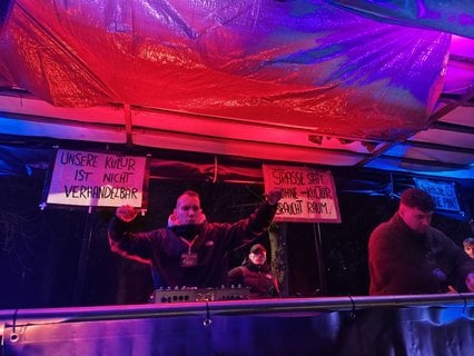 Auf der Straße des 17. Juni soll noch bis um 6 Uhr am Neujahrsmorgen aufgelegt werden.