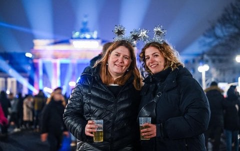 Daniela (links) und Nina feiern Silvester am Brandenburger Tor.