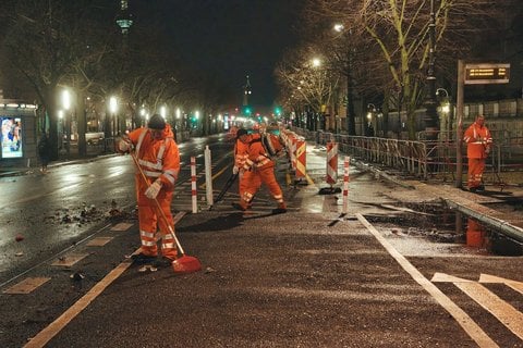 Die Berliner Stadtreinigung schickt schon am frühen Morgen in Mitte Putztrupps, um die Straßen rund um das Brandenburger Tor zu säubern.
