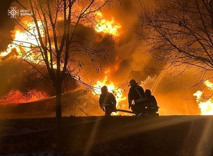 Ukrainische Feuerwehrleute versuchen nach einem russischen Angriff einen Brand zu löschen.