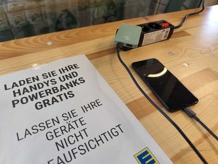 Kunden können im Supermarkt kostenlos ihre Mobiltelefone laden.