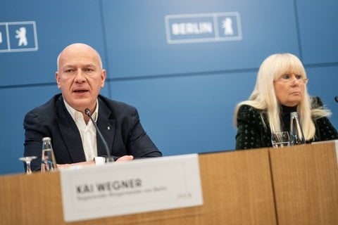 Der Regierende Bürgermeister Kai Wegner (CDU) und Innensenatorin Iris Spranger (SPD) auf einer Pressekonferenz zum Blackout in Berlin am Montagnachmittag.