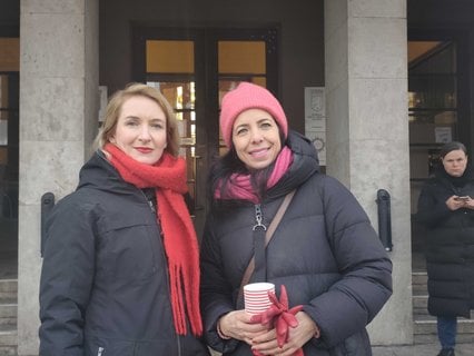 Elif Eralp, Spitzenkandidatin der Berliner Linken für die kommende Abgeordnetenhauswahl (rechts), mit der Linken- Bundesvorsitzenden Ines Schwerdtner.