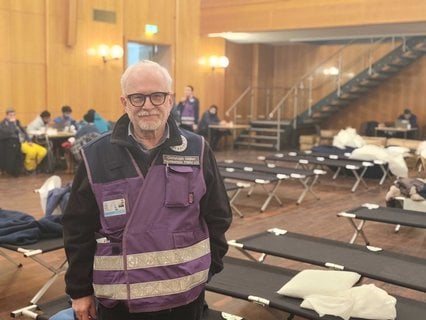 Christoph Müller, ehrenamtlicher Fachberater beim Roten Kreuz, hilft vor Ort. Im Bürgersaal des Rathauses Zehlendorf gibt es warme Suppe, Feldbetten und Strom für Anwohner aus den vom Stromausfall betroffenen Gebieten unverzichtbar, sagt 