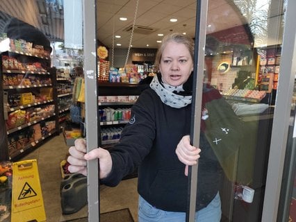 Tankstellen-Chefin Pia Pauser muss die Tür noch selber öffnen – die Elektronik funktioniert noch nicht.