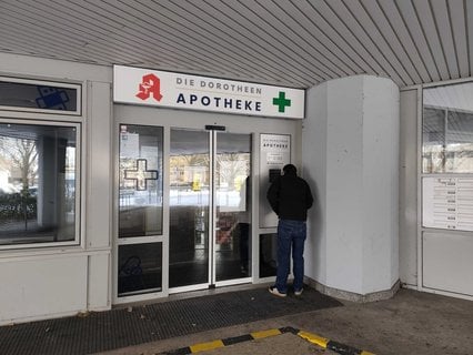 Mit einer Powerbank hält die Apotheke in der Dorotheenstraße den Notbetrieb am Laufen.