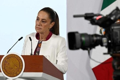Die mexikanische Präsidentin Claudia Sheinbaum hört sich während ihrer täglichen morgendlichen Pressekonferenz nach den US-Angriffen auf Venezuela am 5. Januar 2026 im Nationalpalast in Mexiko-Stadt eine Frage an.