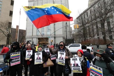 Demonstranten halten vor dem Gerichtsgebäude Schilder zur Unterstützung des gestürzten venezolanischen Präsidenten Nicolás Maduro hoch.