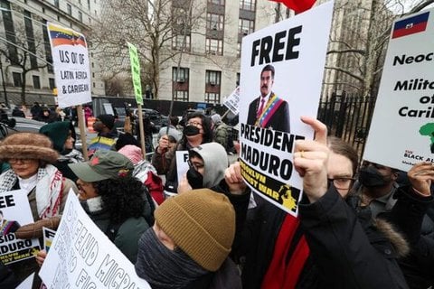 Demonstranten halten vor dem Gerichtsgebäude Schilder zur Unterstützung des gestürzten venezolanischen Präsidenten Nicolás Maduro hoch.