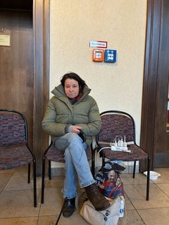 Angelika Petersen lädt ihr Handy im Rathaus Zehlendorf auf.