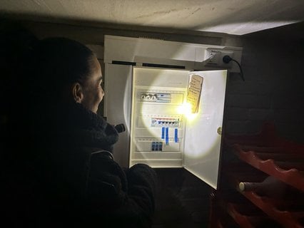 Mandy testet schon mal vorsichtig den Sicherungskasten.