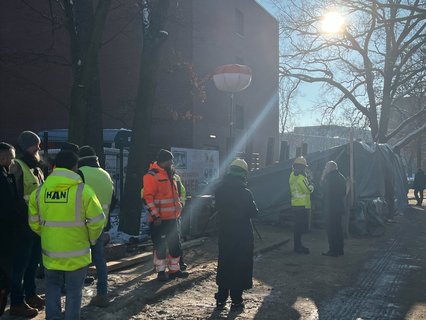 Kai Wegner (r.) begrüßt die Bauarbeiter